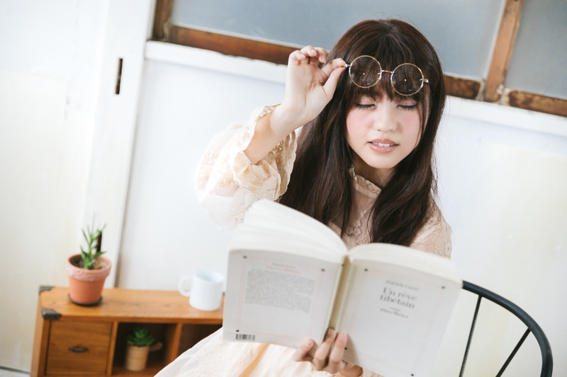 視力が落ちている女性